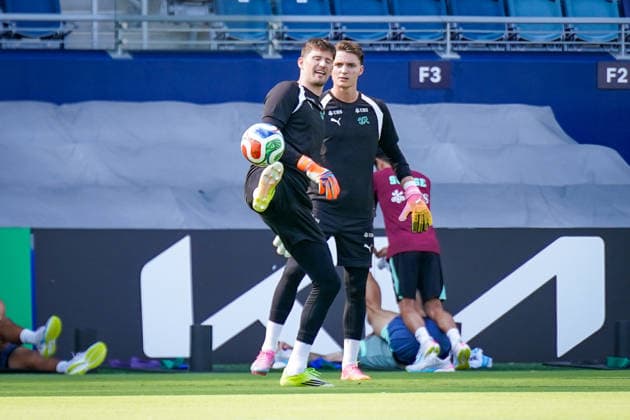 USA: Fußball FIFA World Cup, WM, Weltmeisterschaft, Fussball 2026, WM, Weltmeisterschaft, Viertelfinale, Matchday -2, Training Schweizer Nationalmannschaft vor dem Viertelfinalspiel Argentinien vs Schweiz im Sporting KC Stadium in Kansas City, Kansas: Gregor Kobel (Schweiz, 1) Marvin Keller (Schweiz, 21) *** USA Soccer 2026 FIFA World Cup, World Cup, World Championship, Quarterfinals, Matchday 2, Swiss national team training ahead of the Argentina vs. Switzerland quarterfinal match at Sporting KC Stadium in Kansas City, Kansas Gregor Kobel (Switzerland), 1 Marvin Keller (Switzerland), 21 Copyright: xJOERANxSTEINSIEKx