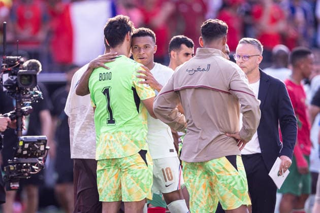 France v Morocco: Quarter Final - FIFA World Cup, WM, Weltmeisterschaft, Fussball 2026 FOXBOROUGH, MA - JULY 9: Yassine Bounou 1 of Morocco greets Kylian Mbappe 10 of France during the FIFA World Cup 2026 Quarter Final match between France and Morocco at Boston Stadium on July 9, 2026 in Foxborough, USA. (Photo by Victor Monteiro PxImages) Foxborough Boston Stadium MA USA Copyright: xVictorxMonteirox
