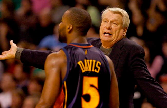 USA BASKETBALL NBA, Basketball Herren, USA NBA WARRIORS AND CELTICS ACTION epa00889769 Golden State Warriors head coach Don Nelson (R) talks with Warriors Baron Davis (L) during the second half of the Warriors 96-95 win over the Boston Celtics at the TD Bank North Garden in Boston, Massachusetts Wednesday 20 December 2006. BOSTON United States  Copyright: xCJxGUNTHERx