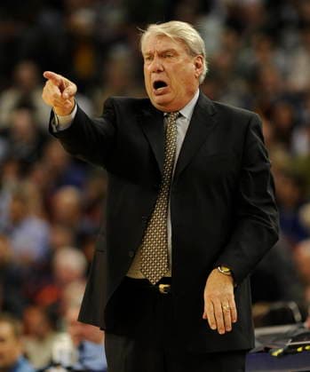 USA BASKETBALL NBA, Basketball Herren, USA Cleveland Cavaliers at Golden State Warriors. epa01986508 Golden State Warriors head coach Don Nelson yells out to his team during a play against the Cleveland Cavaliers in the fourth quarter at Oracle Arena in Oakland, California, USA, 11 January 2010. The Cavaliers defeated the Warriors 117-114. OAKLAND United States  Copyright: xJOHNxG.xMABANGLOx
