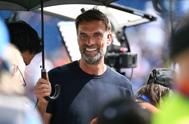 Fussball, Länderspiel, Herren, FIFA World Cup, WM, Weltmeisterschaft, Fussball 2026, Fussball-Weltmeisterschaft, USA, Achtelfinale, Gilette Stadium Boston: Frankreich - Marokko 2:0; Magenta TV Experte Jürgen Klopp unter einem Sonnenschirm. Einzelbild, Portraits, Porträt. *** Soccer, International Match, Men s, 2026 FIFA World Cup, Soccer World Cup, USA, Round of 16, Gilette Stadium, Boston, France vs. Morocco 2–0, Magenta TV expert Jürgen Klopp under a parasol, still image, portraits, portrait