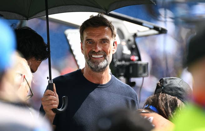 Fussball, Länderspiel, Herren, FIFA World Cup, WM, Weltmeisterschaft, Fussball 2026, Fussball-Weltmeisterschaft, USA, Achtelfinale, Gilette Stadium Boston: Frankreich - Marokko 2:0; Magenta TV Experte Jürgen Klopp unter einem Sonnenschirm. Einzelbild, Portraits, Porträt. *** Soccer, International Match, Men s, 2026 FIFA World Cup, Soccer World Cup, USA, Round of 16, Gilette Stadium, Boston, France vs. Morocco 2–0, Magenta TV expert Jürgen Klopp under a parasol, still image, portraits, portrait