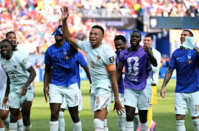 Fussball, Länderspiel, Herren, FIFA World Cup, WM, Weltmeisterschaft, Fussball 2026, Fussball-Weltmeisterschaft, USA, Achtelfinale, Gilette Stadium Boston: Frankreich - Marokko 2:0; Kylian Mbappe (FRA) feiert nach Spielende den Einzug ins Halbfinale. Jubel, Freude, Aktion. *** Soccer, International Match, Men s, 2026 FIFA World Cup, Soccer World Cup, USA, Round of 16, Gilette Stadium, Boston, France vs. Morocco 2–0, Kylian Mbappé (FRA) celebrates reaching the semifinals after the final whistle—cheers, joy, action