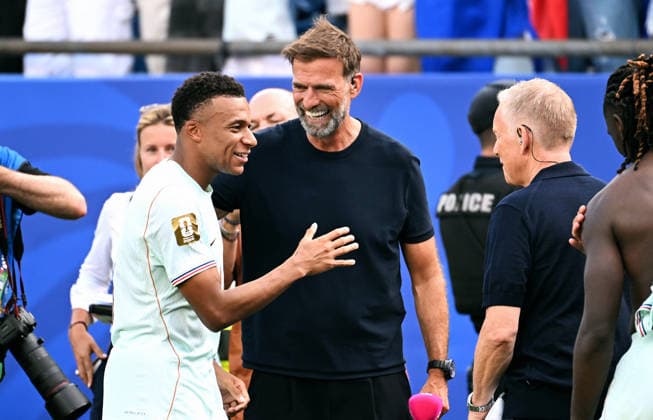 Fussball, Länderspiel, Herren, FIFA World Cup, WM, Weltmeisterschaft, Fussball 2026, Fussball-Weltmeisterschaft, USA, Achtelfinale, Gilette Stadium Boston: Frankreich - Marokko 2:0; Kylian Mbappe (FRA) nach Spielende bei Jürgen Klopp. Jubel, Freude, Aktion. *** Soccer, International Match, Men s, 2026 FIFA World Cup, Soccer World Cup, USA, Round of 16, Gilette Stadium, Boston, France vs. Morocco 2–0, Kylian Mbappé (FRA) celebrating with Jürgen Klopp after the game, joy, action