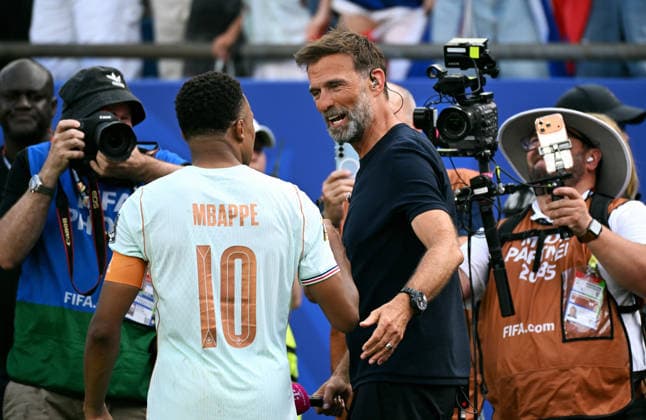 Fussball, Länderspiel, Herren, FIFA World Cup, WM, Weltmeisterschaft, Fussball 2026, Fussball-Weltmeisterschaft, USA, Achtelfinale, Gilette Stadium Boston: Frankreich - Marokko 2:0; Kylian Mbappe (FRA) nach Spielende bei Jürgen Klopp. Jubel, Freude, Aktion. *** Soccer, International Match, Men s, 2026 FIFA World Cup, Soccer World Cup, USA, Round of 16, Gilette Stadium, Boston, France vs. Morocco 2–0, Kylian Mbappé (FRA) celebrating with Jürgen Klopp after the game, joy, action