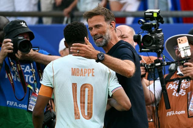 Fussball, Länderspiel, Herren, FIFA World Cup, WM, Weltmeisterschaft, Fussball 2026, Fussball-Weltmeisterschaft, USA, Achtelfinale, Gilette Stadium Boston: Frankreich - Marokko 2:0; Kylian Mbappe (FRA) nach Spielende bei Jürgen Klopp. Jubel, Freude, Aktion. *** Soccer, International Match, Men s, 2026 FIFA World Cup, Soccer World Cup, USA, Round of 16, Gilette Stadium, Boston, France vs. Morocco 2–0, Kylian Mbappé (FRA) celebrating with Jürgen Klopp after the game, joy, action