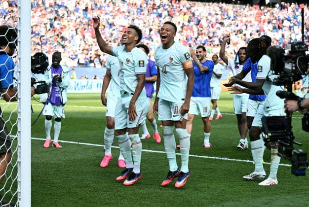Fussball, Länderspiel, Herren, FIFA World Cup, WM, Weltmeisterschaft, Fussball 2026, Fussball-Weltmeisterschaft, USA, Achtelfinale, Gilette Stadium Boston: Frankreich - Marokko 2:0; Kylian Mbappe (FRA) und Desire Doue (FRA) feiern nach Spielende den Einzug ins Halbfinale. Jubel, Freude, Aktion. *** Soccer, International Match, Men s, 2026 FIFA World Cup, Soccer World Cup, USA, Round of 16, Gilette Stadium, Boston, France vs. Morocco 2–0, Kylian Mbappé (FRA) and Désiré Doue (FRA) celebrate advancing to the semifinals after the final whistle—cheers, joy, action