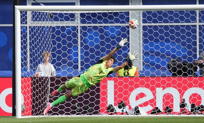 260710 -- BOSTON, July 10, 2026 -- Yassine Bounou, goalkeeper of Morocco fails to make a save during the quarter final match between France and Morocco at the 2026 FIFA World Cup, WM, Weltmeisterschaft, Fussball at Boston Stadium in Boston, the United States, July 9, 2026. SPU.S.-BOSTON-FOOTBALL-FIFA WORLD CUP-QUARTER FINAL-FRA VS MAR LuixSiuxWai  (SP)U.S.-BOSTON-FOOTBALL-FIFA WORLD CUP-QUARTER FINAL-FRA VS MAR IMAGO LuixSiuxWai  imago images 0861209996