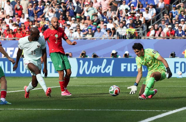 260710 -- BOSTON, July 10, 2026 -- Yassine Bounou R, goalkeeper of Morocco makes a save during the quarter final match between France and Morocco at the 2026 FIFA World Cup, WM, Weltmeisterschaft, Fussball at Boston Stadium in Boston, the United States, July 9, 2026. SPU.S.-BOSTON-FOOTBALL-FIFA WORLD CUP-QUARTER FINAL-FRA VS MAR XuxZijian  (SP)U.S.-BOSTON-FOOTBALL-FIFA WORLD CUP-QUARTER FINAL-FRA VS MAR IMAGO XuxZijian  imago images 0861210173