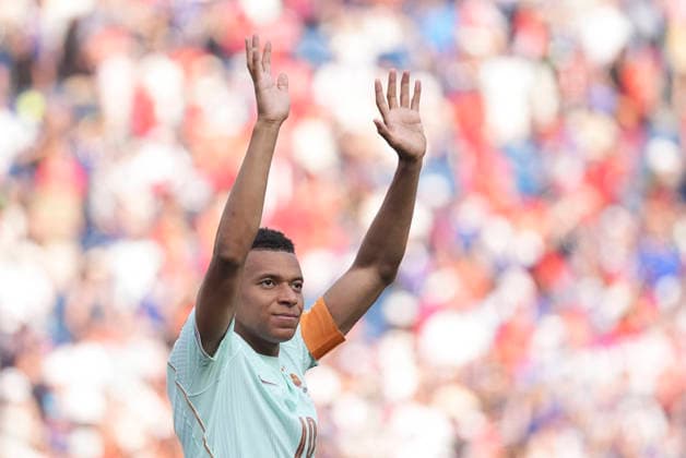 260710 -- BOSTON, July 10, 2026 -- Kylian Mbappe of France greets the audience after the quarter final match between France and Morocco at the 2026 FIFA World Cup, WM, Weltmeisterschaft, Fussball at Boston Stadium in Boston, the United States, July 9, 2026. Lui Siu Wai SPU.S.-BOSTON-FOOTBALL-FIFA WORLD CUP-QUARTER FINAL-FRA VS MAR LvxXiaowei  (SP)U.S.-BOSTON-FOOTBALL-FIFA WORLD CUP-QUARTER FINAL-FRA VS MAR IMAGO LvxXiaowei  imago images 0861210681
