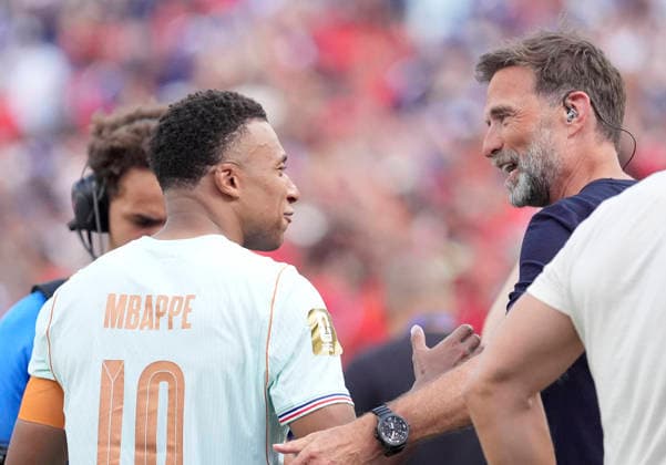 260710 -- BOSTON, July 10, 2026 -- Kylian Mbappe L of France greets Jurgen Klopp, head coach of Germany after the quarter final match between France and Morocco at the 2026 FIFA World Cup, WM, Weltmeisterschaft, Fussball at Boston Stadium in Boston, the United States, July 9, 2026. SPU.S.-BOSTON-FOOTBALL-FIFA WORLD CUP-QUARTER FINAL-FRA VS MAR LuixSiuxWai  (SP)U.S.-BOSTON-FOOTBALL-FIFA WORLD CUP-QUARTER FINAL-FRA VS MAR IMAGO LuixSiuxWai  imago images 0861210745