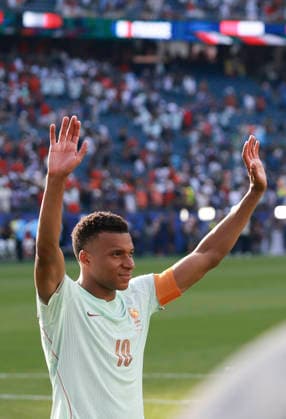 (260710) -- BOSTON, July 10, 2026 -- Kylian Mbappe of France greets the audience after the quarter final match between France and Morocco at the 2026 FIFA World Cup, WM, Weltmeisterschaft, Fussball at Boston Stadium in Boston, the United States, July 9, 2026. ) (SP)U.S.-BOSTON-FOOTBALL-FIFA WORLD CUP-QUARTER FINAL-FRA VS MAR HuxXingyu 