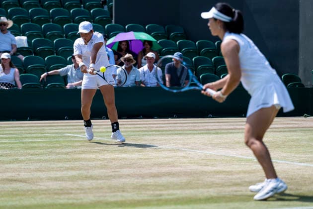 (260710) -- LONDON, July 10, 2026 -- Jiang Xinyu (L) Xu Yifan compete during the women s doubles quarterfinal match between Ingrid Neel (Estonia) Giuliana Olmos (Mexico) and Jiang Xinyu Xu Yifan of China at the Wimbledon Tennis Championships in London, Britain, on July 9, 2026. (Photo by Xinhua) (SP)BRITAIN-LONDON-TENNIS-WIMBLEDON-WOMEN S DOUBLES StephenxChung 
