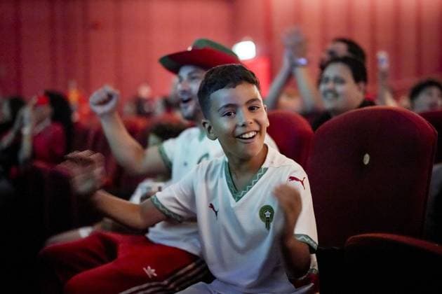 AMSTERDAM - Morocco fans in Meervaart, an Amsterdam theater, watch the quarter-final match against France at the World Cup. PHIL NIJHUIS ANP netherlands out - belgium out  Copyright: xx x563231827x originalFilename: 563231827.jpg Amsterdam AMSTERDAM - Morocco fans in Meervaart, an Amsterdam theater, watch the quarter-final match against France at the World C xVIxIMAGO ANPxIVx imago images 0861207377 originalFilename: 0861207377st.jpg