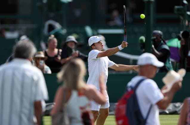 Sport Bilder des Tages Arthur Fery practices on court 9 infront of fans ahead of his semi final later today Wimbledon Tennis Championships, Day 12, The All England Lawn Tennis and Croquet Club, London, UK - 10 Jul 2026London The All England Lawn Tennis and United Kingdom  Copyright: xKieranxMcManus Shutterstockx 16981026a