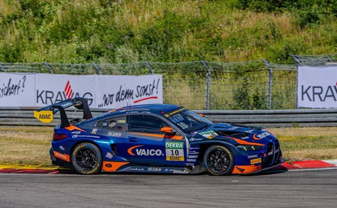 Der BMW M4 GT3 Evo 10 von FK Performance Motorsport durchfährt eine Kurve am Nürburgring. Das Fahrzeug trägt die Namen S. Gjerdrum und F. Rauer auf dem Dach. BMW M4 GT3 Evo 10 von Storm Gjerdrum Fabio Rauer (FK Performance Motorsport) am Nürburgring *** The BMW M4 GT3 Evo 10 from FK Performance Motorsport navigates a turn at the Nürburgring. The car bears the names S Gjerdrum and F Rauer on its roof. BMW M4 GT3 Evo 10 driven by Storm Gjerdrum and Fabio Rauer of FK Performance Motorsport at the Nürburgring Copyright: xMichaelxSchäferx