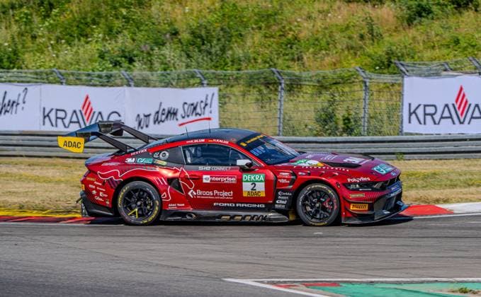 Der Ford Mustang GT3 Evo 2 des Haupt Racing Teams mit Kiano Blum und Niklas Kalus durchfährt eine Kurve am Nürburgring. Das dunkelrote Fahrzeug trägt die Logos von DEKRA, Enterprise, Broos Project, Polyvlies und Ford Racing. Ford Mustang GT3 Evo 2 von Kiano Blum Niklas Kalus (Haupt Racing Team) am Nürburgring *** The Haupt Racing Team’s Ford Mustang GT3 Evo 2, driven by Kiano Blum and Niklas Kalus, navigates a turn at the Nürburgring. The dark red car bears the logos of DEKRA, Enterprise, Broos Project, Polyvlies, and Ford Racing. The Ford Mustang GT3 Evo 2 driven by Kiano Blum and Niklas Kalus of the Haupt Racing Team at the Nürburgring Copyright: xMichaelxSchäferx