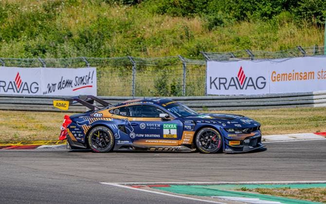 Der Ford Mustang GT3 Evo 1 des Haupt Racing Teams mit den Fahrern Emil Gjerdrum und Max Reis durchfährt eine Kurve am Nürburgring. Das Fahrzeug trägt die Startnummer 1 mit ADAC- und DEKRA-Logos sowie Sponsoren wie Novem Gold, Flow Solutions und Ford Racing. Ford Mustang GT3 Evo 1 von Emil Gjerdrum Max Reis (Haupt Racing Team) am Nürburgring *** The Haupt Racing Team’s Ford Mustang GT3 Evo 1, driven by Emil Gjerdrum and Max Reis, navigates a turn at the Nürburgring. The car bears start number 1 along with ADAC and DEKRA logos, as well as sponsors such as Novem Gold, Flow Solutions, and Ford Racing. The Ford Mustang GT3 Evo 1 driven by Emil Gjerdrum and Max Reis of the Haupt Racing Team at the Nürburgring Copyright: xMichaelxSchäferx