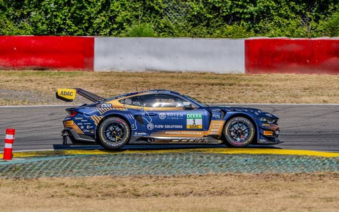 Der Ford Mustang GT3 Evo 1 des Haupt Racing Teams mit den Fahrern Emil Gjerdrum und Max Reis durchfährt eine Kurve am Nürburgring. Das Fahrzeug trägt die Startnummer 1 und ist mit Sponsoren wie DEKRA, ADAC, Novem Gold und Flow Solutions beklebt. Ford Mustang GT3 Evo 1 von Emil Gjerdrum Max Reis (Haupt Racing Team) am Nürburgring *** The Haupt Racing Team’s Ford Mustang GT3 Evo 1, driven by Emil Gjerdrum and Max Reis, navigates a turn at the Nürburgring. The car bears start number 1 and is sponsored by DEKRA, ADAC, Novem Gold, and Flow Solutions. Ford Mustang GT3 Evo 1 driven by Emil Gjerdrum and Max Reis of the Haupt Racing Team at the Nürburgring Copyright: xMichaelxSchäferx