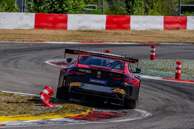 Der BMW M4 GT3 Evo von Schubert Motorsport durchfährt eine enge Kurve am Nürburgring und berührt dabei einen umgefallenen Pylonen. Das Fahrzeug zeigt die schwarze Livery mit roten Akzenten und Sponsorenlogos von Ravenol, Pirelli und Capristo. BMW M4 GT3 Evo von Schubert Motorsport nimmt enge Kurve am Nürburgring *** The BMW M4 GT3 Evo from Schubert Motorsport navigates a tight corner at the Nürburgring and brushes against a fallen pylon. The car features a black livery with red accents and sponsor logos from Ravenol, Pirelli, and Capristo. The Schubert Motorsport BMW M4 GT3 Evo takes a tight turn at the Nürburgring Copyright: xMichaelxSchäferx