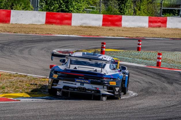 Ein Porsche 911 GT3 R des Teams Razoon - more than Racing durchfährt eine enge Kurve am Nürburgring, gefolgt von einem weiteren GT3-Fahrzeug. Am Heck sind die Sponsoren RAVENOL, Goodridge, Pirelli und Formue Pleje deutlich sichtbar. Porsche 911 GT3 R 41 von Razoon - more than Racing in der Kurve am Nürburgring *** A Porsche 911 GT3 R from the Razoon more than Racing team navigates a tight turn at the Nürburgring, followed by another GT3 car. The sponsors RAVENOL, Goodridge, Pirelli, and Formue Pleje are clearly visible on the rear of the car. The No. 41 Porsche 911 GT3 R from Razoon more than Racing in a curve at the Nürburgring Copyright: xMichaelxSchäferx