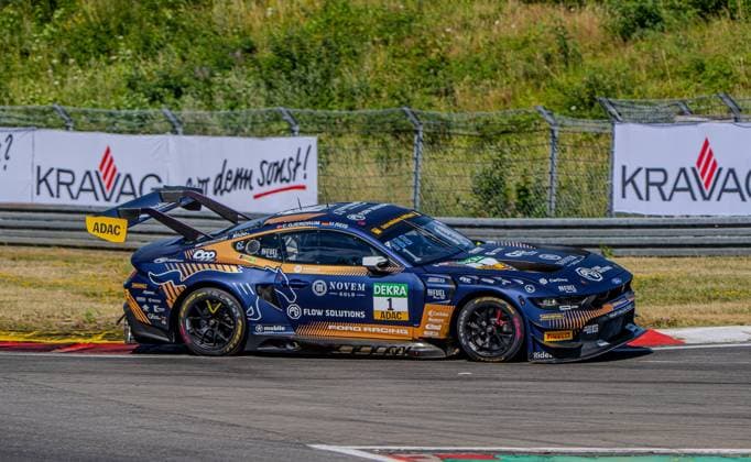 Der Ford Mustang GT3 Evo 1 des Haupt Racing Teams mit Emil Gjerdrum und Max Reis durchfährt eine Kurve am Nürburgring. Das Fahrzeug trägt die dunkelblau-goldene Livery mit Sponsoren wie Novem Gold, DEKRA, Flow Solutions und RAVENOL. Ford Mustang GT3 Evo 1 von Emil Gjerdrum Max Reis (Haupt Racing Team) am Nürburgring *** The Haupt Racing Team’s Ford Mustang GT3 Evo 1, driven by Emil Gjerdrum and Max Reis, navigates a turn at the Nürburgring. The car features a dark blue and gold livery with sponsors such as Novem Gold, DEKRA, Flow Solutions, and RAVENOL. The Ford Mustang GT3 Evo 1 driven by Emil Gjerdrum and Max Reis of the Haupt Racing Team at the Nürburgring Copyright: xMichaelxSchäferx