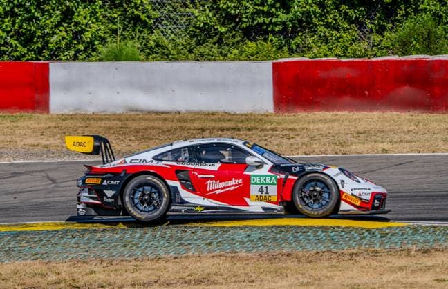 Der Porsche 911 GT3 R Evo 41 von Razoon - more than Racing mit den Fahrern Mark Kastelic und Pavel Lefterov durchfährt eine Kurve am Nürburgring. Das Fahrzeug trägt die Sponsoren Milwaukee, DEKRA, ADAC, CIMT und Goodridge auf der rot-weiß-schwarzen Karosserie. Porsche 911 GT3 R Evo 41 von Razoon - more than Racing am Nürburgring *** The Porsche 911 GT3 R Evo 41 from Razoon more than Racing, driven by Mark Kastelic and Pavel Lefterov, navigates a turn at the Nürburgring. The car features sponsors Milwaukee, DEKRA, ADAC, CIMT, and Goodridge on its red, white, and black body. The Porsche 911 GT3 R Evo 41 from Razoon more than Racing at the Nürburgring Copyright: xMichaelxSchäferx