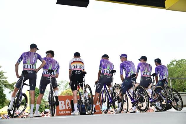 Tour de France 2026 Stage 7 BORDEAUX, FRANCE - JULY 10 : team Jayco AlUla during stage 7 of the 113rd edition of Tour de France an UCI World Tour 2.UWT cycling road race stage for Men Elite of 175 km with start in Hagetmau and finish in Bordeaux on July 10, 2026 in Bordeaux, France, 10 07 2026 Bordeaux France  Copyright: xPeterxDexVoechtx