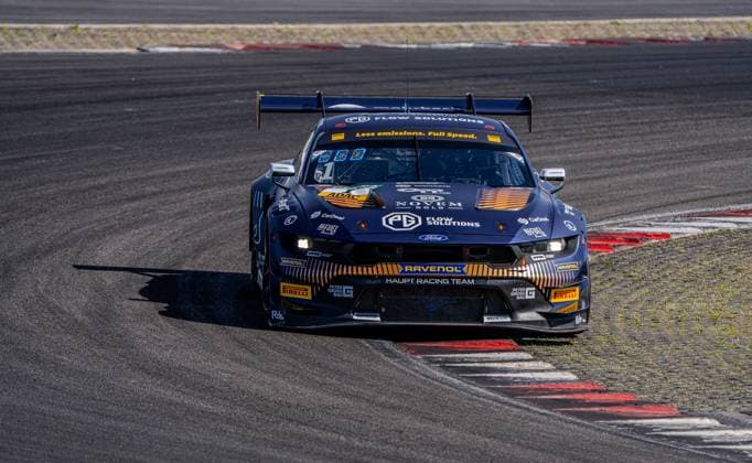 Der Ford Mustang GT3 Evo 1 des Haupt Racing Team nimmt eine Kurve am Nürburgring in der Frontansicht. Die Startnummer 1 ist auf dem ADAC-Dachschild klar lesbar, Flow Solutions und RAVENOL dominieren als Hauptsponsoren die Front. Ford Mustang GT3 Evo 1 des Haupt Racing Team am Nürburgring *** The Haupt Racing Team’s Ford Mustang GT3 Evo 1 takes a turn at the Nürburgring, viewed from the front. The number 1 is clearly visible on the ADAC roof decal, Flow Solutions and RAVENOL, as the main sponsors, dominate the front of the Haupt Racing Team’s Ford Mustang GT3 Evo 1 at the Nürburgring Copyright: xMichaelxSchäferx