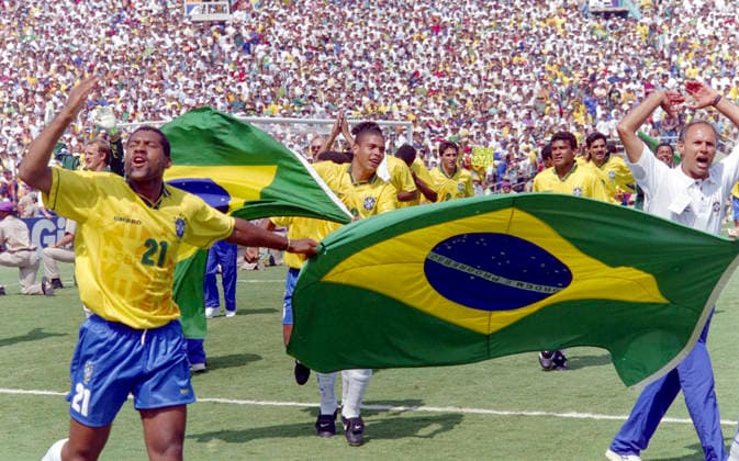 940717 Football, FIFA World Cup, WM, Weltmeisterschaft, Fussball 1994 (USA), Final, Brazil - Italy 0-0, 3-2 (after penalties): Brazil players Viola and Ronaldo celebrates after the game with a brazilian flag. Photo: BILDBYRAN M013_19 940717braita final brasilien italien brazil italy brazil v italym013_19 scanx dia bbeng fotboll football soccer VM VM94 VM1994 VM 1994 fotbolls-vm fifa world cup 940717 world championships världsmästerskap rose bowl los angeles pasadena july 17 1994 *** 940717 Soccer, 1994 FIFA World Cup in the U.S., Final, Brazil vs. Italy 0–0, 3–2 after penalty kicks; Brazilian players Viola and Ronaldo celebrate after the game with a Brazilian flag. Photo: BILDBYRAN M013 19 940717braita final brasilien italien brazil italy brazil v italym013 19 scanx dia bbeng fotboll football soccer World Cup World Cup 94, World Cup 1994, 1994 World Cup, FIFA World Cup, 940717, World Championships, Rose Bowl, Los Angeles, Pasadena, July 17, 1994  Copyright: BILDBYRAN BB940717BB137