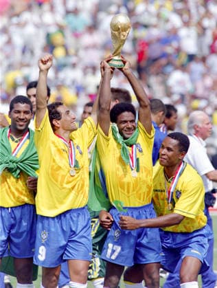 940717 Football, FIFA World Cup, WM, Weltmeisterschaft, Fussball 1994 (USA), Final, Brazil - Italy 0-0, 3-2 (after penalties): Brazil players celebrates after the game. Mazinho hoists the World Cup Trophy flanked by Zinho (L) and Paulo Sergio. Photo: BILDBYRAN M013_19 940717braita final brasilien italien brazil italy brazil v italym013_19 scanx dia bbeng fotboll football soccer VM VM94 VM1994 VM 1994 fotbolls-vm fifa world cup 940717 world championships världsmästerskap rose bowl los angeles pasadena july 17 1994 *** 940717 Soccer, 1994 FIFA World Cup in the U.S., Final, Brazil vs. Italy 0–0, 3–2 after penalty kicks; Brazilian players celebrate after the game; Mazinho hoists the World Cup Trophy, flanked by Zinho (left) and Paulo Sergio; Photo: BILDBYRAN M013 19; 940717braita final brasilien italien brazil italy brazil v italym013 19 scanx dia bbeng soccer football World Cup WC94 WC1994 World Cup 1994 FIFA World Cup 940717 world championships Rose Bowl Los Angeles Pasadena July 17, 1994  Copyright: BILDBYRAN BB940717BB148