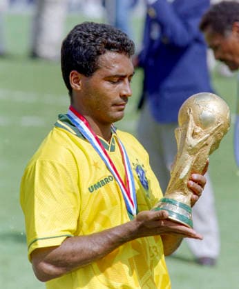 940717 Football, FIFA World Cup, WM, Weltmeisterschaft, Fussball 1994 (USA), Final, Brazil - Italy 0-0, 3-2 (after penalties): Brazils Romario celebrates with the World Cup trophy. Photo: BILDBYRAN M013_19 940717braita final brasilien italien brazil italy brazil v italym013_19 scanx dia bbeng fotboll football soccer VM VM94 VM1994 VM 1994 fotbolls-vm fifa world cup 940717 world championships världsmästerskap rose bowl los angeles pasadena july 17 1994 *** 940717 Soccer, 1994 FIFA World Cup in the U.S., Final, Brazil vs. Italy 0–0, 3–2 after penalty kicks; Brazil’s Romário celebrates with the World Cup trophy. Photo: BILDBYRAN M013 19 940717braita final brasilien italien brazil italy brazil v italym013 19 scanx dia bbeng fotboll football soccer World Cup World Cup ’94 World Cup 1994 World Cup 1994 FIFA World Cup 940717 World Championships Rose Bowl Los Angeles Pasadena July 17, 1994  Copyright: BILDBYRAN BB940717BB151