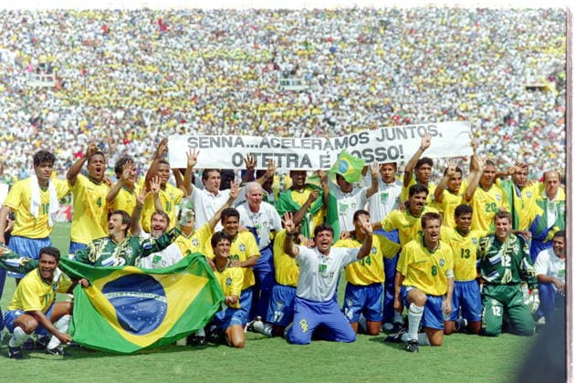 940717 Football, FIFA World Cup, WM, Weltmeisterschaft, Fussball 1994 (USA), Final, Brazil - Italy 0-0, 3-2 (after penalties): Brazil players celebrates after the game. team group, Mannschaftsbild, Totale photo. Among players L-R: Rai, Romario, Bebeto, manager Carlos Alberto Parreira, assistant manager Mario Zagallo, Mazinho, Cafu, Dunga, Ricardo Rocha, Aldair, Zinho, Ronaldo (20). Photo: BILDBYRAN M013_19 940717braita final brasilien italien brazil italy brazil v italym013_19 scanx dia bbeng fotboll football soccer VM VM94 VM1994 VM 1994 fotbolls-vm fifa world cup 940717 world championships världsmästerskap rose bowl los angeles pasadena july 17 1994 *** 940717 Soccer, 1994 FIFA World Cup in the U.S., Final, Brazil vs. Italy 0–0, 3–2 after penalty kicks; Brazilian players celebrate after the game; team group photo; among the players (L–R): Rai, Romário, Bebeto, manager Carlos Alberto Parreira, assistant manager Mario Zagallo, Mazinho, Cafu, Dunga, Ricardo Rocha, Aldair, Zinho, Ronaldo 20 Photo BILDBYRAN M013 19 940717braita final brazil italy brazil italy brazil vs. italy m013 19 scanx dia bbeng soccer football World Cup WC94 WC1994 World Cup 1994 soccer World Cup FIFA World Cup 940717 World Championships Rose Bowl Los Angeles Pasadena July 17, 1994  Copyright: BILDBYRAN BB940717BB156