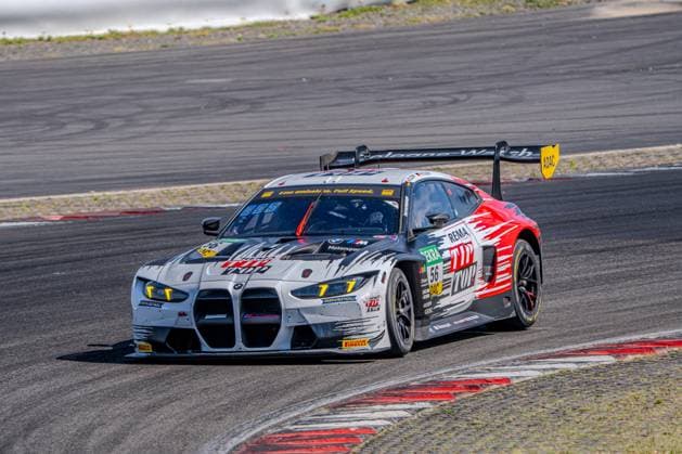 Der BMW M4 GT3 Evo 56 von Schubert Motorsport (Juliano und Sandro Holzem) durchfährt eine Kurve auf dem Nürburgring. Das Fahrzeug zeigt eine weiß-schwarz-rote Lackierung mit TIP TOP und EKRA als Hauptsponsoren. BMW M4 GT3 Evo 56 von Schubert Motorsport am Nürburgring *** The BMW M4 GT3 Evo 56 from Schubert Motorsport, driven by Juliano and Sandro Holzem, navigates a turn at the Nürburgring. The car features a white, black, and red paint scheme with TIP TOP and EKRA as its main sponsors. The BMW M4 GT3 Evo 56 from Schubert Motorsport at the Nürburgring Copyright: xMichaelxSchäferx