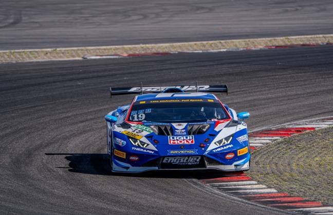 Der Lamborghini Huracán GT3 Evo 2 19 des Liqui Moly Team Engstler Motorsport durchfährt eine Kurve am Nürburgring. Das Fahrzeug trägt die Startnummer 19 und ist mit Liqui Moly, RAVENOL, DEKRA und Pirelli als Hauptsponsoren beklebt. Lamborghini Huracán GT3 Evo 2 19 von Liqui Moly Team Engstler am Nürburgring *** The Lamborghini Huracán GT3 Evo 2 19 from Liqui Moly Team Engstler Motorsport navigates a turn at the Nürburgring. The car bears start number 19 and is wrapped with the logos of Liqui Moly, RAVENOL, DEKRA, and Pirelli as its main sponsors. The Lamborghini Huracán GT3 Evo 2 19 from Liqui Moly Team Engstler at the Nürburgring Copyright: xMichaelxSchäferx