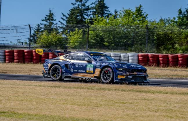Der Ford Mustang GT3 Evo mit der Startnummer 1 des Haupt Racing Team durchfährt eine Kurve am Nürburgring bei strahlendem Sonnenschein. Die dunkelblau-goldene Lackierung mit Novem Gold, DEKRA und Flow Solutions als Hauptsponsoren ist klar erkennbar. Ford Mustang GT3 Evo 1 des Haupt Racing Team am Nürburgring *** The Haupt Racing Team’s No. 1 Ford Mustang GT3 Evo navigates a turn at the Nürburgring under bright sunshine. The dark blue and gold paint scheme featuring Novem Gold, DEKRA, and Flow Solutions as main sponsors, is clearly visible. The Haupt Racing Team’s Ford Mustang GT3 Evo No. 1 at the Nürburgring Copyright: xMichaelxSchäferx