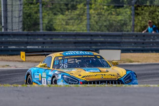 Der Mercedes AMG GT3 26 von PROsport Racing (Felice Jelmini Niko Hantke) durchfährt eine Kurve am Nürburgring. Die Karosserie zeigt die blau-gelbe Lackierung mit AHEAD-, HELLA- und DEKRA-Logos. Mercedes AMG GT3 26 von PROsport Racing am Nürburgring *** The Mercedes-AMG GT3 26 from PROsport Racing, driven by Felice Jelmini and Niko Hantke, navigates a turn at the Nürburgring. The body features a blue-and-yellow paint scheme with AHEAD, HELLA, and DEKRA logos. The Mercedes-AMG GT3 26 from PROsport Racing at the Nürburgring Copyright: xMichaelxSchäferx