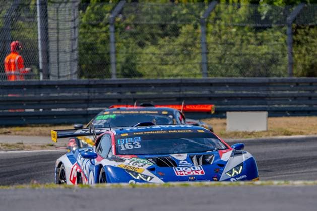 Der Lamborghini Huracán GT3 Evo 2 163 von Liqui Moly Team Engstler Motorsport durchfährt eine Kurve am Nürburgring, im Hintergrund ist ein weiteres GT3-Fahrzeug zu sehen. Im Hintergrund ist ein Streckenposten in orangefarbener Sicherheitskleidung erkennbar. Lamborghini Huracán GT3 163 von Liqui Moly Team Engstler am Nürburgring *** The Lamborghini Huracán GT3 Evo 2 163 from Liqui Moly Team Engstler Motorsport is navigating a turn at the Nürburgring; with another GT3 car visible in the background. A track marshal in orange safety gear can be seen in the background. The Lamborghini Huracán GT3 163 from Liqui Moly Team Engstler at the Nürburgring Copyright: xMichaelxSchäferx