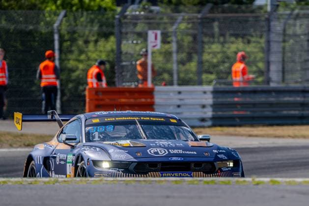 Der Ford Mustang GT3 Evo 1 des Haupt Racing Team durchfährt eine Kurve am Nürburgring, im Hintergrund sind Streckenposten in orangefarbenen Warnwesten zu sehen. Das Fahrzeug trägt die Startnummer 1 und ist mit RAVENOL, Flow Solutions und Novem Gold als Hauptsponsoren beklebt. Ford Mustang GT3 Evo 1 des Haupt Racing Team am Nürburgring *** The Haupt Racing Team’s Ford Mustang GT3 Evo 1 navigates a turn at the Nürburgring; track marshals in orange safety vests can be seen in the background. The car bears start number 1 and is wrapped with RAVENOL, Flow Solutions, and Novem Gold as its main sponsors. The Haupt Racing Team’s Ford Mustang GT3 Evo 1 at the Nürburgring Copyright: xMichaelxSchäferx