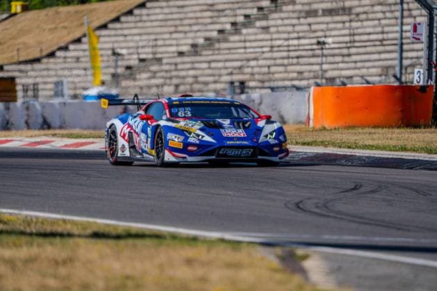 Der Lamborghini Huracán GT3 Evo 2 63 von Liqui Moly Team Engstler Motorsport durchfährt eine Kurve auf dem Nürburgring vor leeren Tribünen. Felix Hirsiger und Finn Zulauf teilen sich das weiß-blau-rote Fahrzeug mit auffälligen Liqui-Moly- und Neupack-Logos. Lamborghini Huracán GT3 Evo 2 63 von Liqui Moly Team Engstler am Nürburgring *** The Lamborghini Huracán GT3 Evo 2 63 from Liqui Moly Team Engstler Motorsport navigates a turn at the Nürburgring in front of empty grandstands. Felix Hirsiger and Finn Zulauf share the white, blue, and red car, which features eye-catching Liqui Moly and Neupack logos. Lamborghini Huracán GT3 Evo 2 63 from Liqui Moly Team Engstler at the Nürburgring Copyright: xMichaelxSchäferx