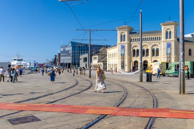 Forberedelser for kvartfinalen Norge - England i VM Oslo 20260710. Trikken kjorer ikke over radhusplassen fredag i forbindelse med forberedelser til kvartfinale kampen som er pa lordag. Det er ventet mye folk pa radhusplassen lordag i forbindelse med kvartfinalen i VM mellom Norge og England. Foto: Amanda Pedersen Giske NTB Oslo Norge EDITORIAL USE ONLY. RESTRICTED USE FOR BETTING COMPANIES Ref:0861258807st.jpg *** Preparations for the Norway vs. England World Cup quarterfinal, Oslo, July 10, 2026. The tram will not run through Town Hall Square on Friday due to preparations for the quarterfinal match, which takes place on Saturday. Large crowds are expected at Town Hall Square on Saturday for the World Cup quarterfinal between Norway and England. Photo: Amanda Pedersen Giske, NTB, Oslo, Norway. EDITORIAL USE ONLY. RESTRICTED USE FOR BETTING COMPANIES.  Copyright: xAmandaxPedersenxGiskex xNTBx
