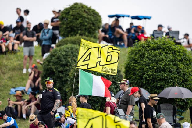 GER, Großer Preis von Deutschland, MotoGP. 11. Lauf, FIM Motorrad-Weltmeisterschaft. 10.07.2026, Sachsenring, Hohenstein-Ernstthal, GER, Großer Preis von Deutschland, MotoGP. 11. Lauf, FIM Motorrad-Weltmeisterschaft. Flagge von Valentino Rossi Â Foto: Alexander Trienitz Hohenstein-Ernstthal Sachsenring Sachsen Deutschland *** GER, German Grand Prix, MotoGP Round 11, FIM Motorcycle World Championship, July 10, 2026, Sachsenring, Hohenstein-Ernstthal, GER, German Grand Prix, MotoGP Round 11, FIM Motorcycle World Championship; Valentino Rossi s flag. Photo by Alexander Trienitz, Hohenstein-Ernstthal, Sachsenring, Saxony, Germany