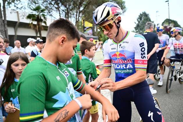 Tour de France 2026 Stage 7 BORDEAUX, FRANCE - JULY 10 : Evenepoel Remco (BEL) of Red Bull - BORA - Hansgrohe during stage 7 of the 113rd edition of Tour de France an UCI World Tour 2.UWT cycling road race stage for Men Elite of 175 km with start in Hagetmau and finish in Bordeaux on July 10, 2026 in Bordeaux, France, 10 07 2026 Bordeaux France  Copyright: xPeterxDexVoechtx