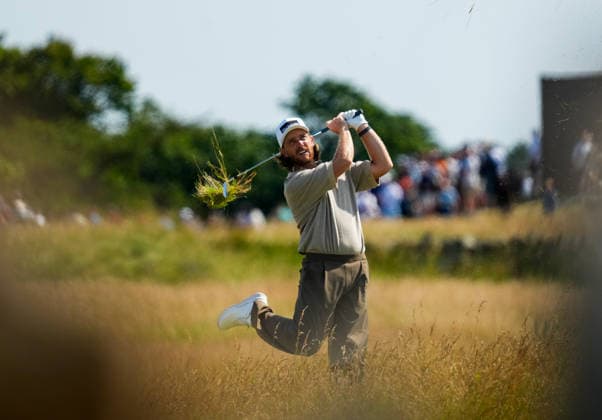 Sport Bilder des Tages Tommy Fleetwood of England plays a shot from the rough on the 18th hole. Genesis Scottish Open, Golf, The Renaissance Club, North Berwick, Scotland, UK - 10 Jul 2026North Berwick The Renaissance Club Scotland United Kingdom  Copyright: xShutterstockx 16984081ad