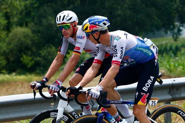Tour de France 2026 Stage 7 BORDEAUX, FRANCE - JULY 10 : Politt Nils (GER) of UAE Team Emirates - XRG, Lipowitz Florian (GER) of Red Bull - BORA - Hansgrohe during stage 7 of the 113rd edition of Tour de France an UCI World Tour 2.UWT cycling road race stage for Men Elite of 175 km with start in Hagetmau and finish in Bordeaux on July 10, 2026 in Bordeaux, France, 10 07 2026 Bordeaux France  Copyright: xLucaxBettinix