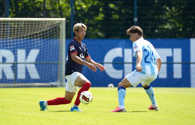 Foto : Hiroki SEKINE (Kiel , links) gegen Olti HYSENI (Sonderjyske) Fussball 2. Bundesliga , Holstein Kiel - Sonderjyske Fodbold Testspiel am Fr. 10.07.2026 *** Photo: Hiroki SEKINE, Kiel (left), against Olti HYSENI, Sonderjyske Football, 2. Bundesliga; Holstein Kiel vs. Sonderjyske Fodbold, friendly match on Friday, July 10, 2026