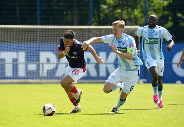 Foto : Adrian Kapralik (Kiel) gegen Rasmus Vinderslev (Sonderjyske) Fussball 2. Bundesliga , Holstein Kiel - Sonderjyske Fodbold Testspiel am Fr. 10.07.2026 *** Photo by Adrian Kapralik: Kiel vs. Rasmus Vinderslev, Sonderjyske Football, 2. Bundesliga; Holstein Kiel vs. Sonderjyske Fodbold, friendly match on Friday, July 10, 2026