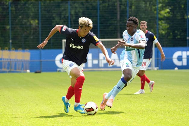 Foto : Torschuss von Hiroki SEKINE (Kiel) gegen Mohamed Cherif (rechts , Sonderjyske) Fussball 2. Bundesliga , Holstein Kiel - Sonderjyske Fodbold Testspiel am Fr. 10.07.2026 *** Photo: Hiroki Sekine of Kiel taking a shot on goal against Mohamed Cherif (right), Sonderjyske Football, 2. Bundesliga, Holstein Kiel vs. Sonderjyske Fodbold friendly match on Friday, July 10, 2026