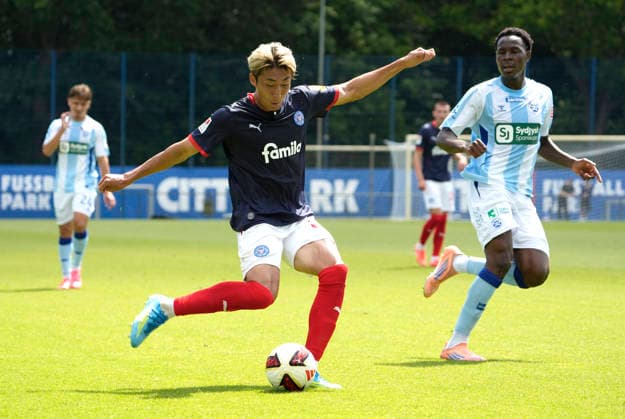 Sport Bilder des Tages Foto : Torschuss von Hiroki SEKINE (Kiel) gegen Mohamed Cherif (rechts , Sonderjyske) Fussball 2. Bundesliga , Holstein Kiel - Sonderjyske Fodbold Testspiel am Fr. 10.07.2026 *** Photo: Hiroki Sekine of Kiel taking a shot on goal against Mohamed Cherif (right), Sonderjyske Football, 2. Bundesliga, Holstein Kiel vs. Sonderjyske Fodbold friendly match on Friday, July 10, 2026