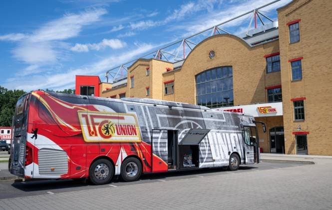 Sport Bilder des Tages Fußball, Herren, Saison 2026 2027, 1. Bundesliga, 1. FC Union Berlin, Mannschaftsbus im im Stadion An der Alten Försterei, 10.07. 2026, *** Soccer, Men s, 2026–2027 Season, Bundesliga 1, 1. FC Union Berlin, team bus at An der Alten Försterei Stadium, July 10, 2026, Copyright: xMatthiasxKochx